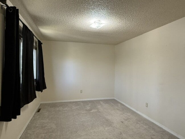 Building Photo - House For Lease