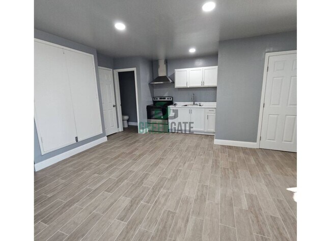 Building Photo - 3000 Carver Rd