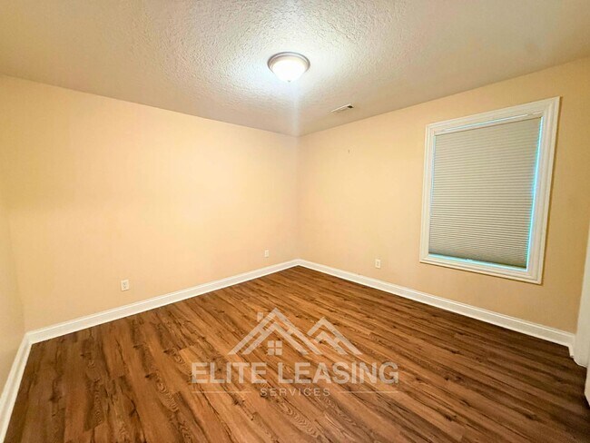 Building Photo - Beautiful 3 Bed, 2 Bath One-Level Home | HOA Maintained