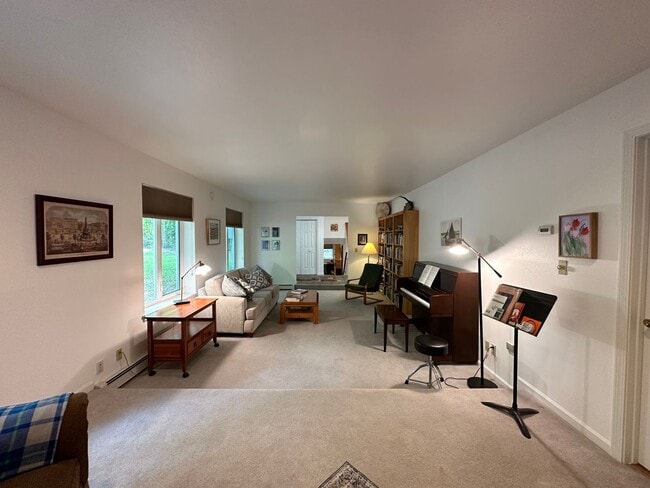 Building Photo - Fully Furnished 3BD/3BA Home with Solar Po...