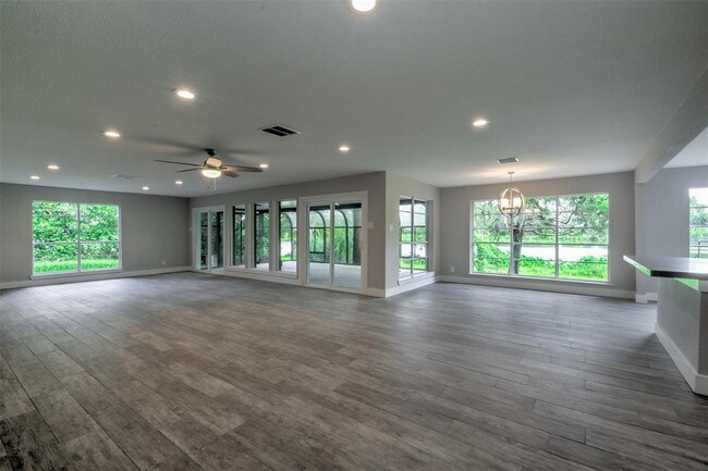 Building Photo - 915 Brook Forest Dr
