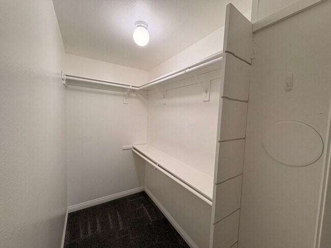 Building Photo - 3 Bed, 2.5 Bath in Ontario!