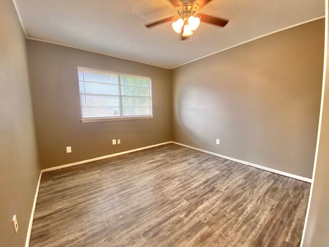 Building Photo - Move in special 2nd months rent $350 off