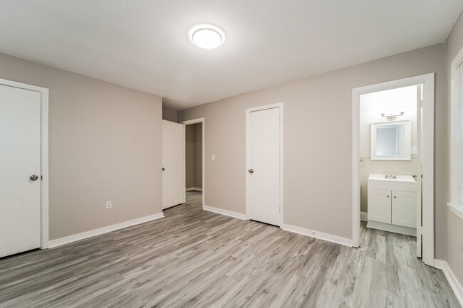 Building Photo - 573 N Park Ln