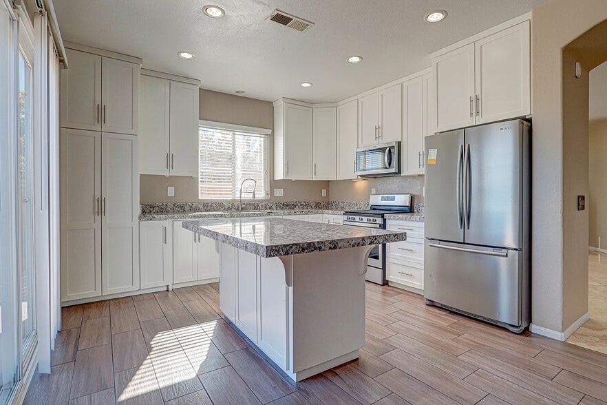 Building Photo - 725 Vista Santo Thomas