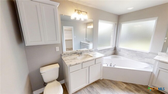 Building Photo - 809 Holliday Dr