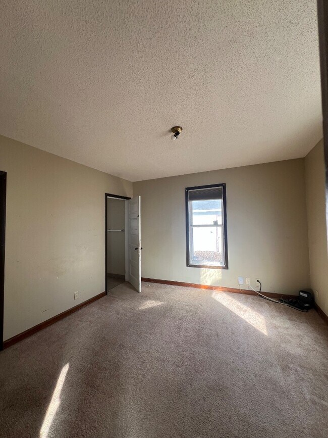 Building Photo - 920 E 16th Ave