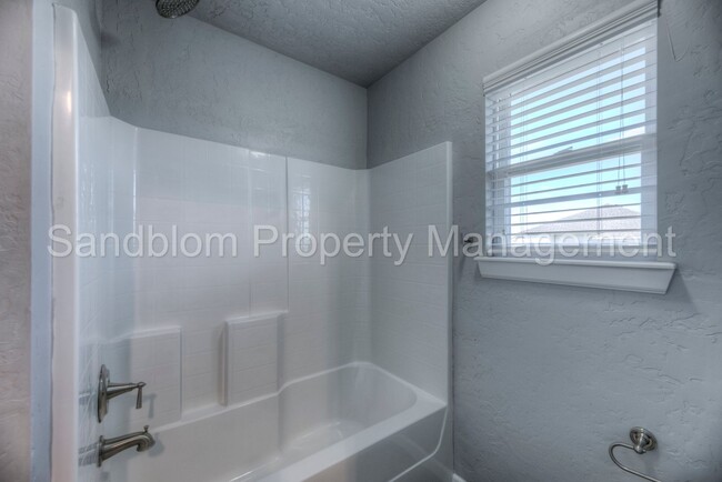 Building Photo - FOR LEASE | Broken Arrow | 3 Bed, 2 Bath H...