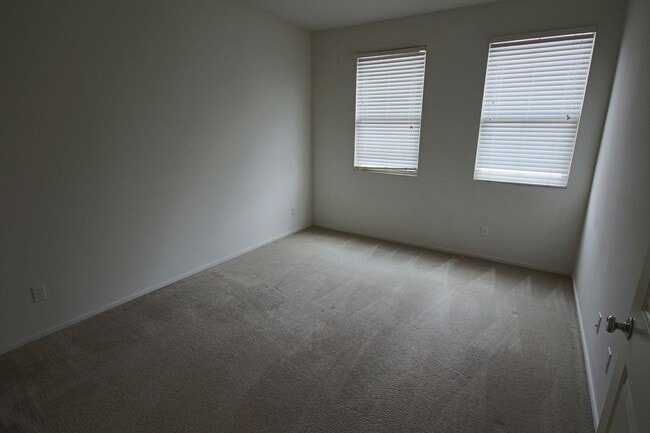 Building Photo - 2 Bedroom/2.5 Bath Townhouse