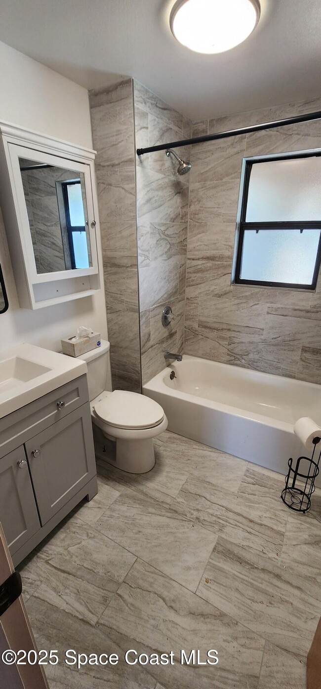 Building Photo - 204 Pierce Ave