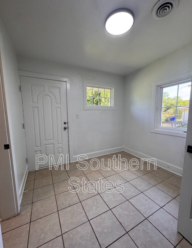 Building Photo - 304 N Leach St