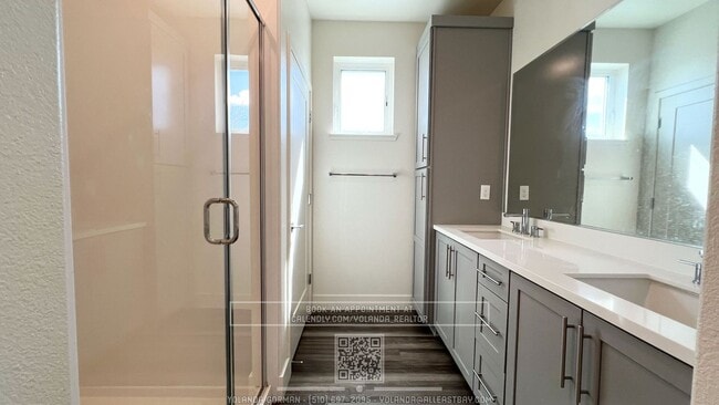 Building Photo - Modern Style and Sophistication, 2 En-Suite BR, 2.5 BA Townhouse with EV charging