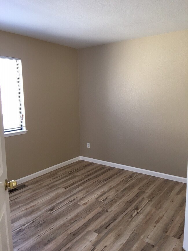 Building Photo - Large two story near the mall!