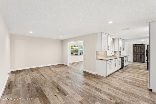 Building Photo - 215 S Robert Way