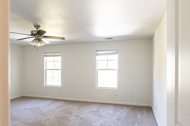Building Photo - Four Bedroom in Shadow Moss