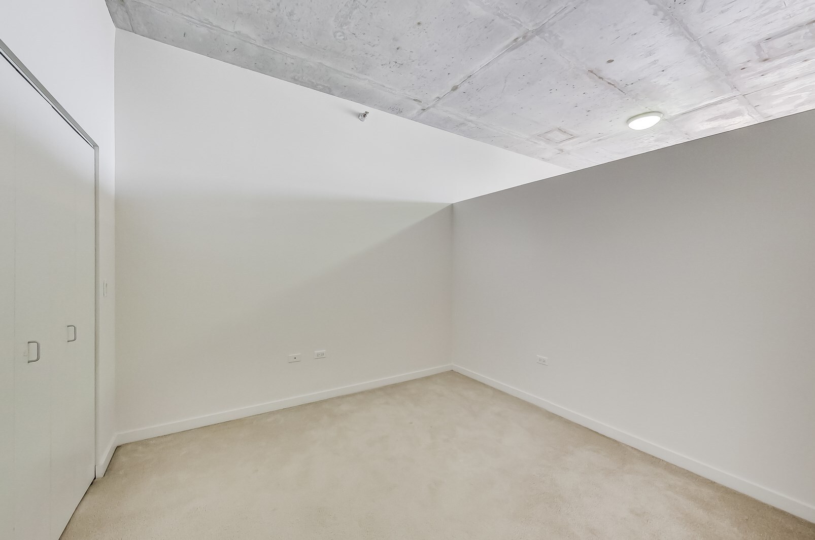 Building Photo - 235 W Van Buren St