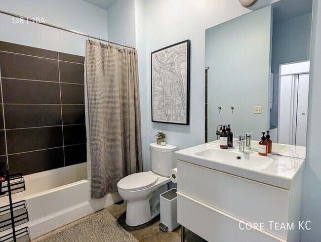 Building Photo - 1914 Main St