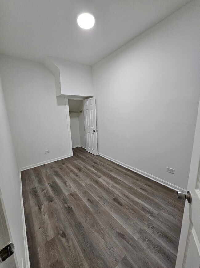 Building Photo - 6507 S Rhodes Ave