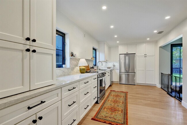 Building Photo - 807 SW 18th St