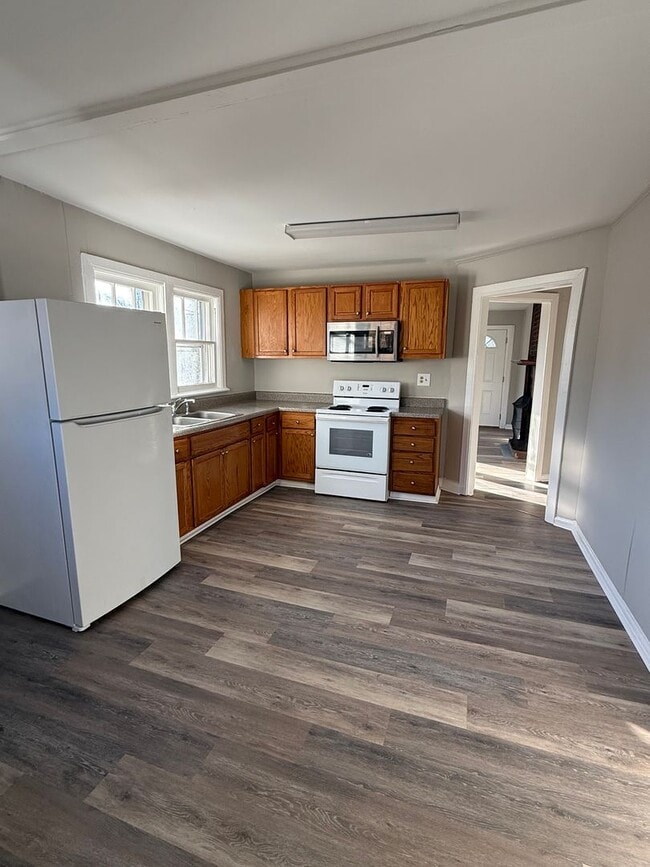 Building Photo - Updated 2 Bedroom, 1 Bathroom Rental with Bonus Room – Rossville, GA