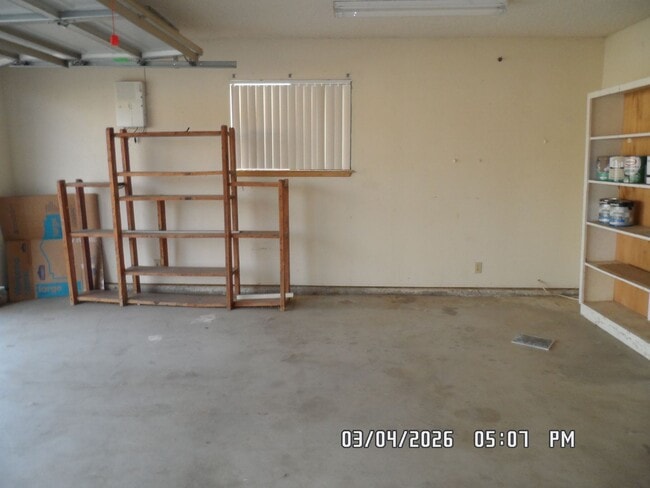 Building Photo - 3 Bedrooms, 1.75 Bathrooms, 2 Car Garage, Fully Fenced, Central Air & Heat, Large Lot, Wood Flooring