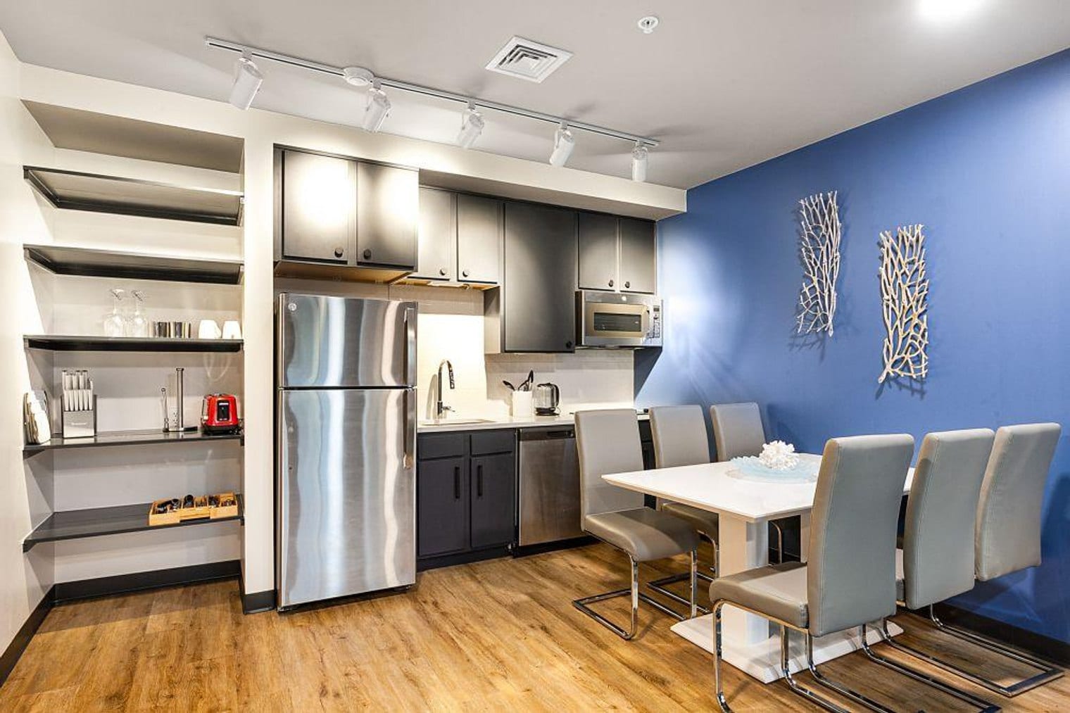 Building Photo - 611 Commerce St