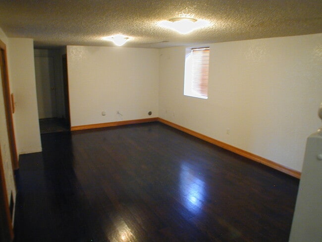 Building Photo - House For Lease