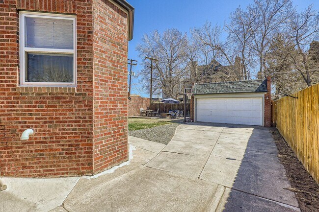 Building Photo - Available NOW! Fully Furnished 4 Bedroom 2 Bath Beautiful Home in Denver!