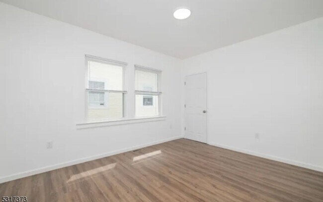 Building Photo - 40 Warman St
