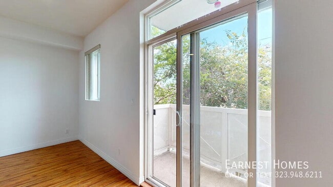 Building Photo - 11622 Oxnard St