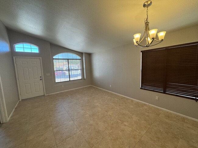 Building Photo - Beautiful & Cozy Chandler Home!