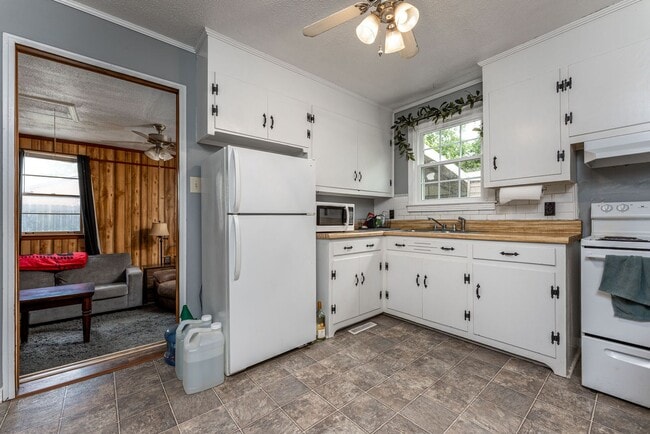 Building Photo - 206 River Heights Dr