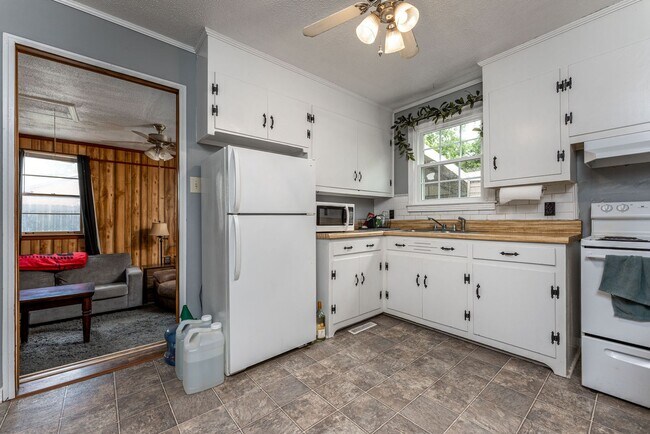 Building Photo - AVAILABLE NOW at a Good Price. 3 Bed 1 Bath FOR LEASE in Columbia. $1200 Rent.
