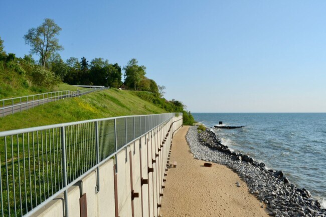 Building Photo - 3622 Lakeshore Dr