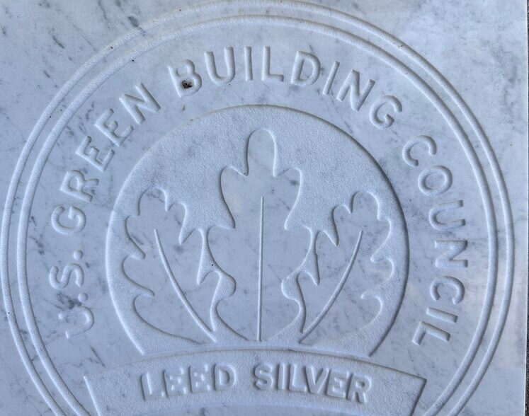 Building Photo - 800 Fatherland St