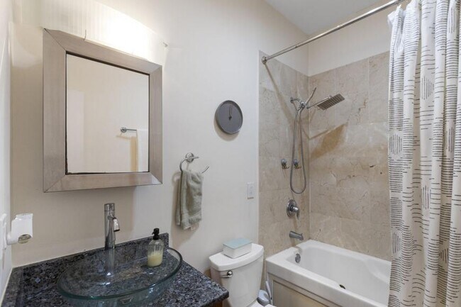 Building Photo - 2 bedroom in Chicago IL 60660