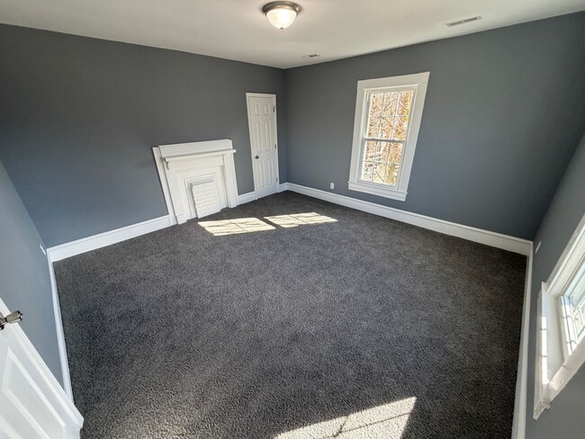 Building Photo - Amazing 7 Bedroom 2 bathroom updated home for rent in Burlington, NC