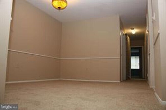 Building Photo - 3 BEDROOM CONDO WITH BALCONY, ALL UTILITIE...