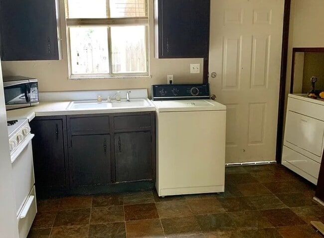 Building Photo - 567 W Taylor St