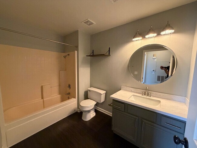 Building Photo - Beautiful 1 Bedroom Condo