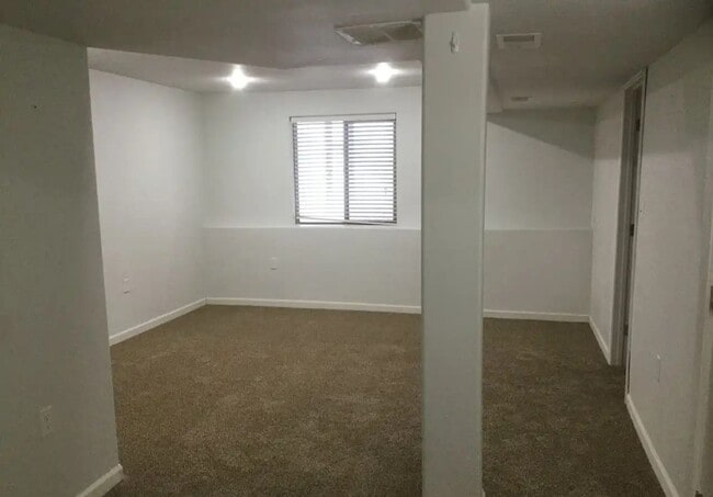 Building Photo - House For Lease
