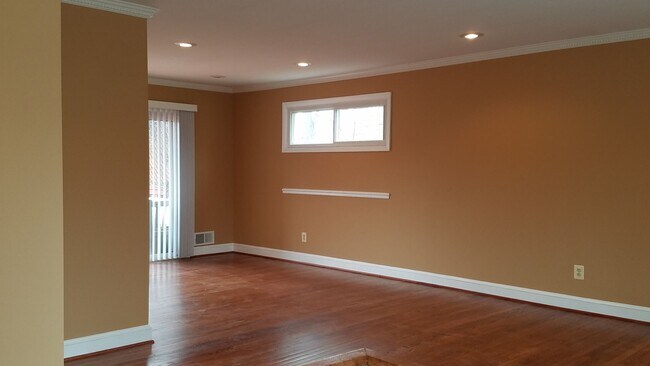 Building Photo - Spacious single family home in established Rockville neighborhood available now!