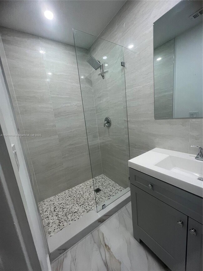 Building Photo - 206 SE 10th St