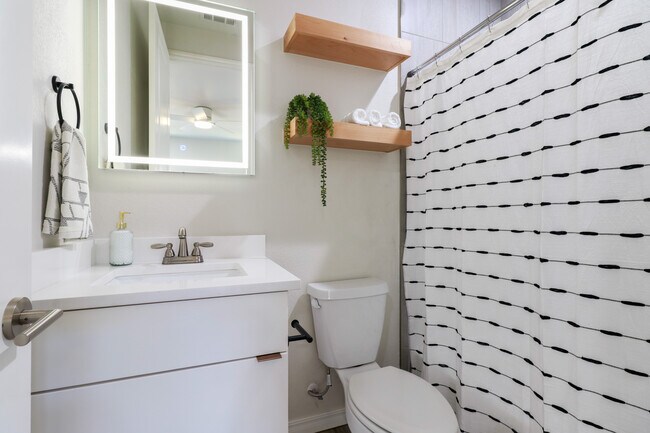 Single Story (2 bed/2 bath) - 406 38th St