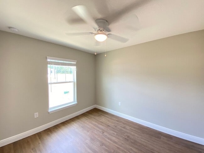 Building Photo - 130 Oak Cir