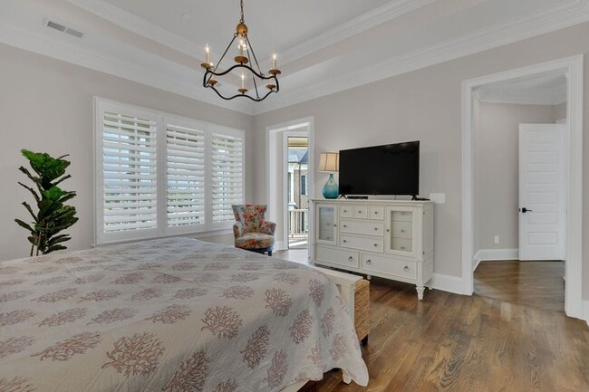 Building Photo - Rent Unfurnished or Fully Furnished - 4 Be...