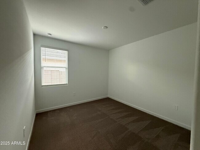 Building Photo - 2342 W Sheridan Ave
