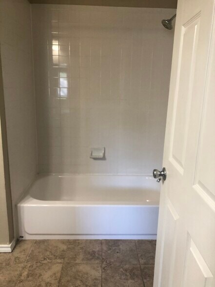 Upstairs bath - 7624 Thistle Ln