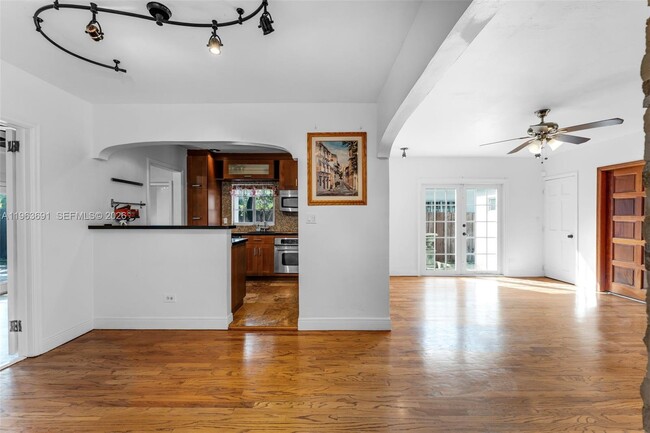 Building Photo - 4220 SW 13th St