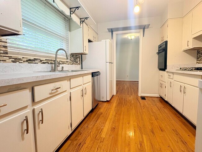 Building Photo - 1504 Sunset Ln